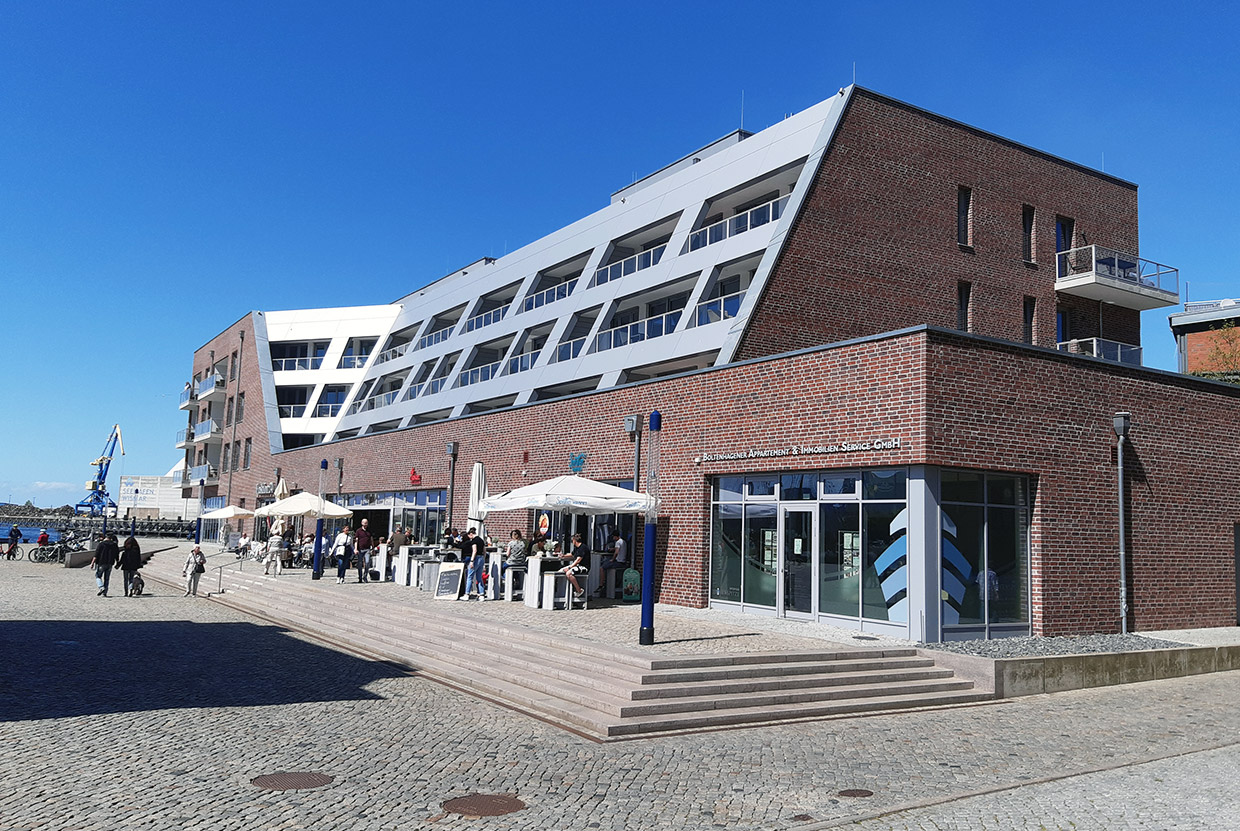 Die Fassade übernimmt die traditionellen Materialien der Nachbargebäude am Alten Hafen . Neubau Wohn- und Geschäftshaus Hafenspitze, Wismar Die Fassade übernimmt die traditionellen Materialien der Nachbargebäude am Alten Hafen . Neubau Wohn- und Geschäftshaus Hafenspitze, Wismar