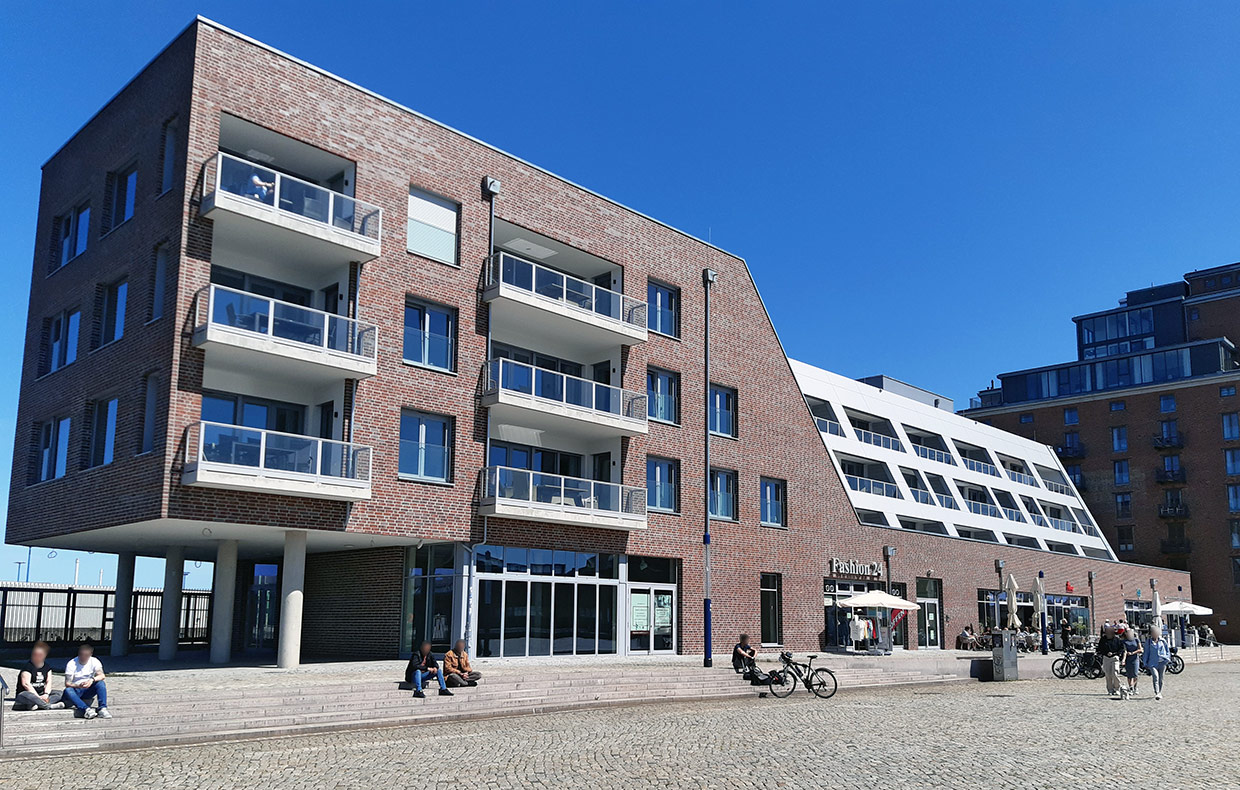 Ansicht der Hafenspitze Wismar am Alten Hafen mit Ohlerich Speicher im Hintergrund . Neubau Wohn- und Geschäftshaus Hafenspitze, Wismar Ansicht der Hafenspitze Wismar am Alten Hafen mit Ohlerich Speicher im Hintergrund . Neubau Wohn- und Geschäftshaus Hafenspitze, Wismar